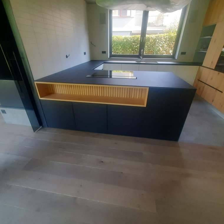 Ostrov s prosvětlenou lamelovou nikou
