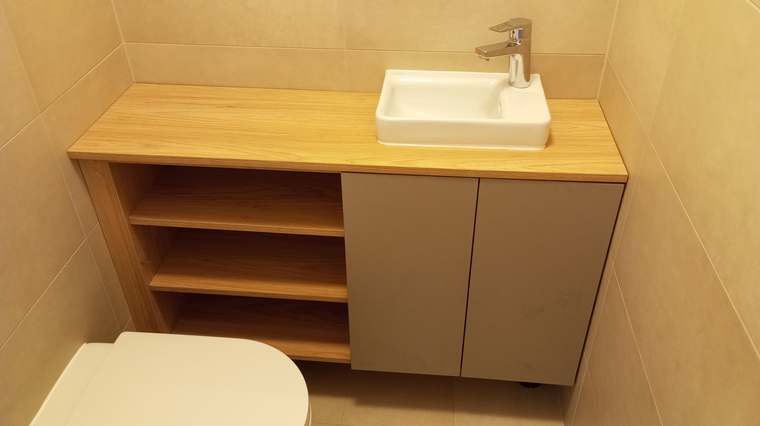 Dvojumyvadlová sestava s dubovou deskou