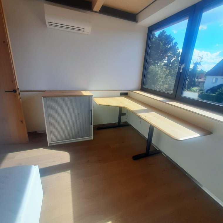 Komoda pod šikminou s masivní deskou