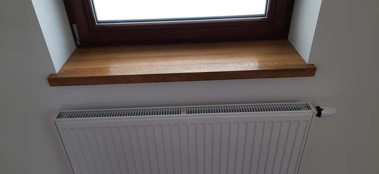 Parapet s podokenním přesahem