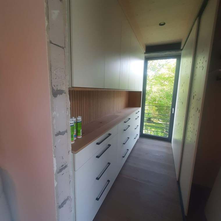 Atypické dveře až do stropu, bezpolodrážkové