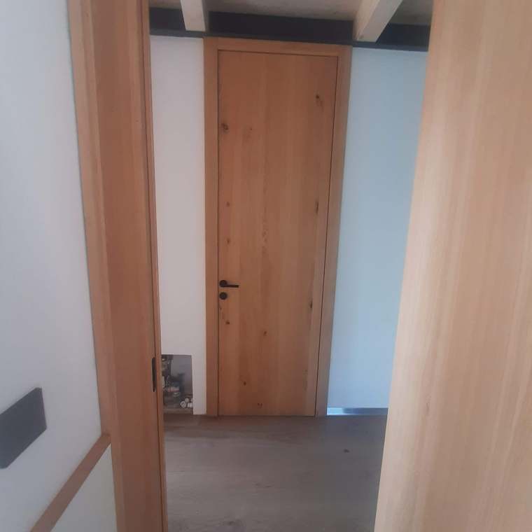 Zárubeň splývající s obkladem